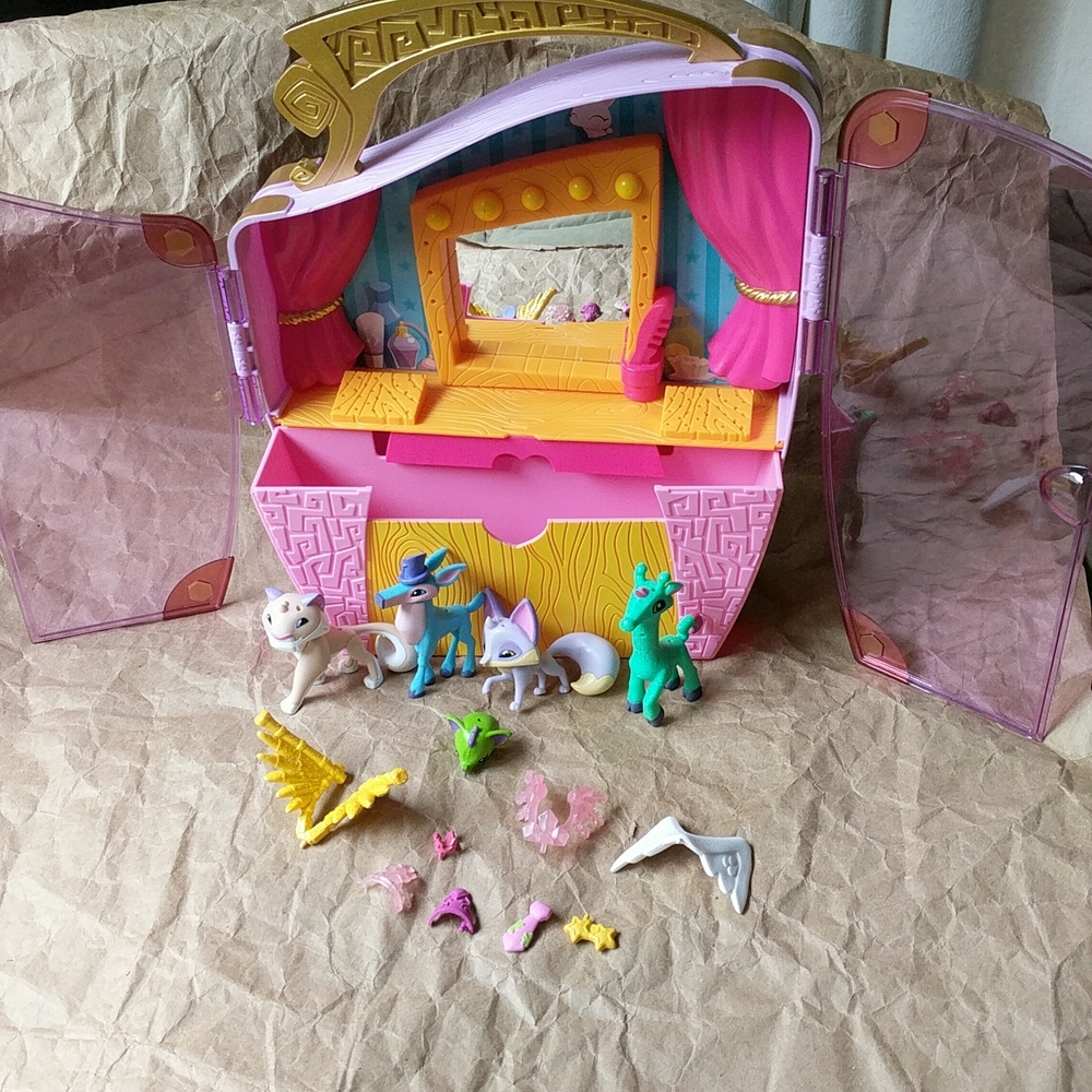 Animal Jam Carrying Case, 5 Characters, and 8 piece accessories Set